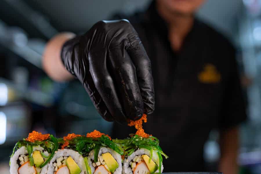 Fusionando la técnica de la brasa con el sushi Japonés