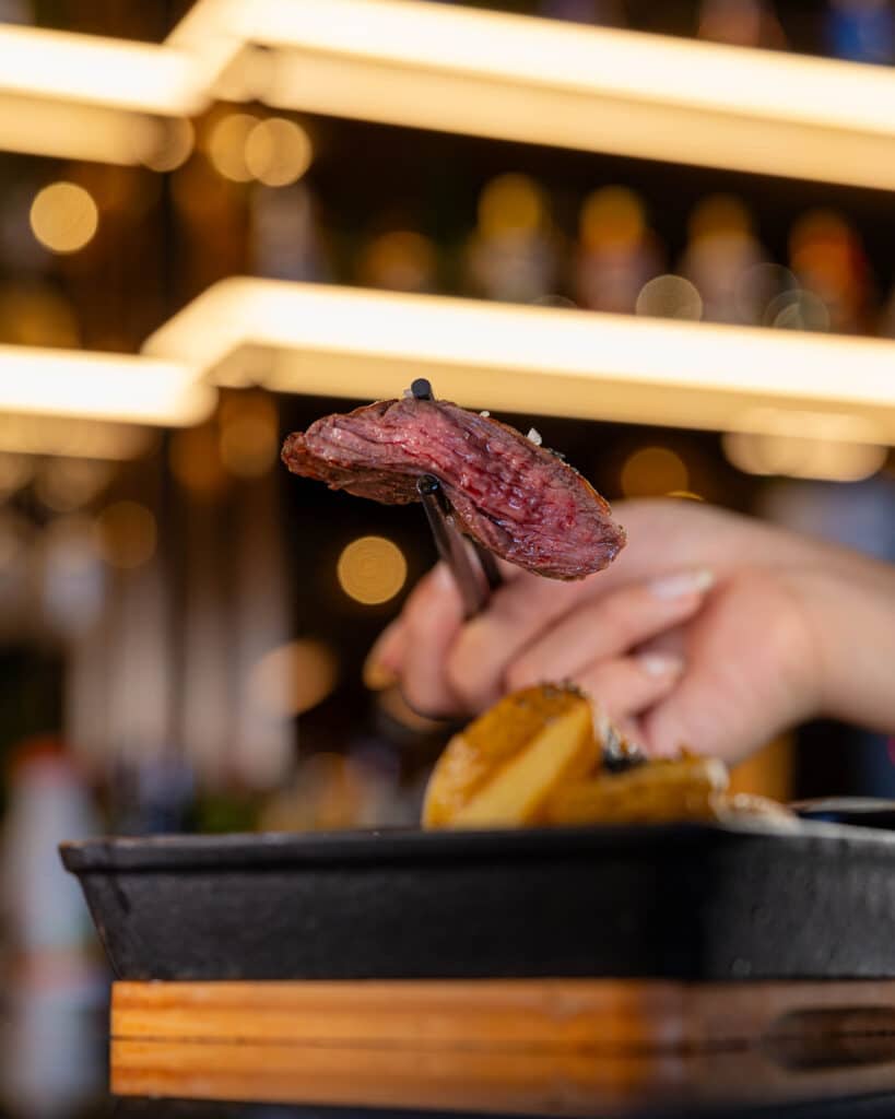 restaurante de sushi con brasa