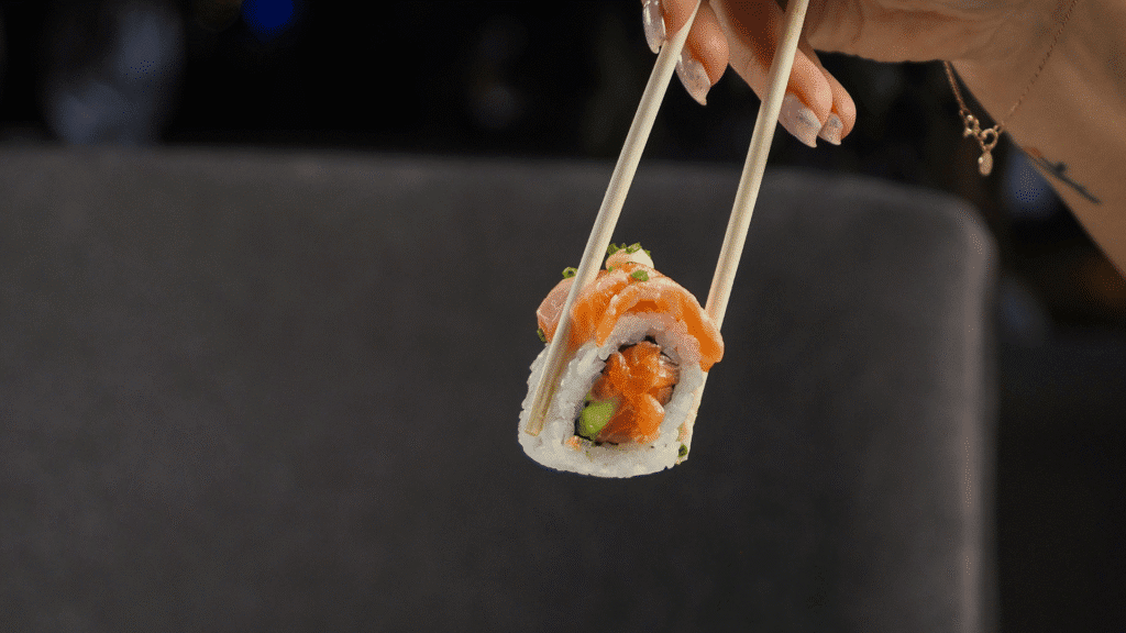 Buffet libre japonés en Valencia centro con sushi al momento y brasa Josper en Kaisen Experience, frente a la estación de Xàtiva